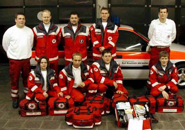 Foto: Gruppe von DRK-Helfern mit Rettungsausrüstung